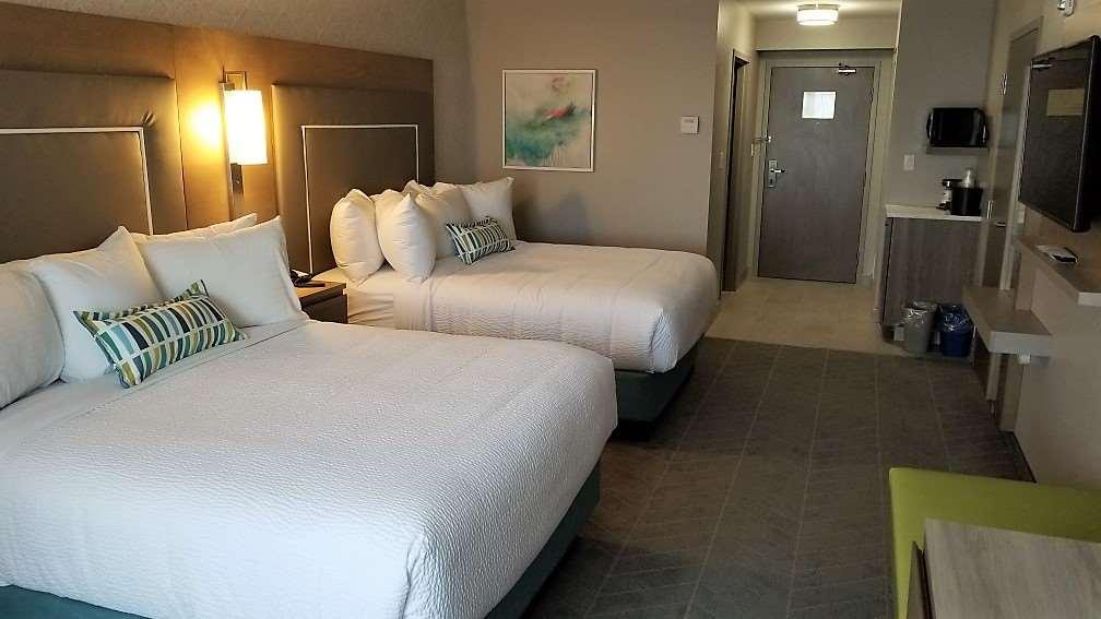 Best Western Plus Dartmouth Hotel & Suites Стая снимка